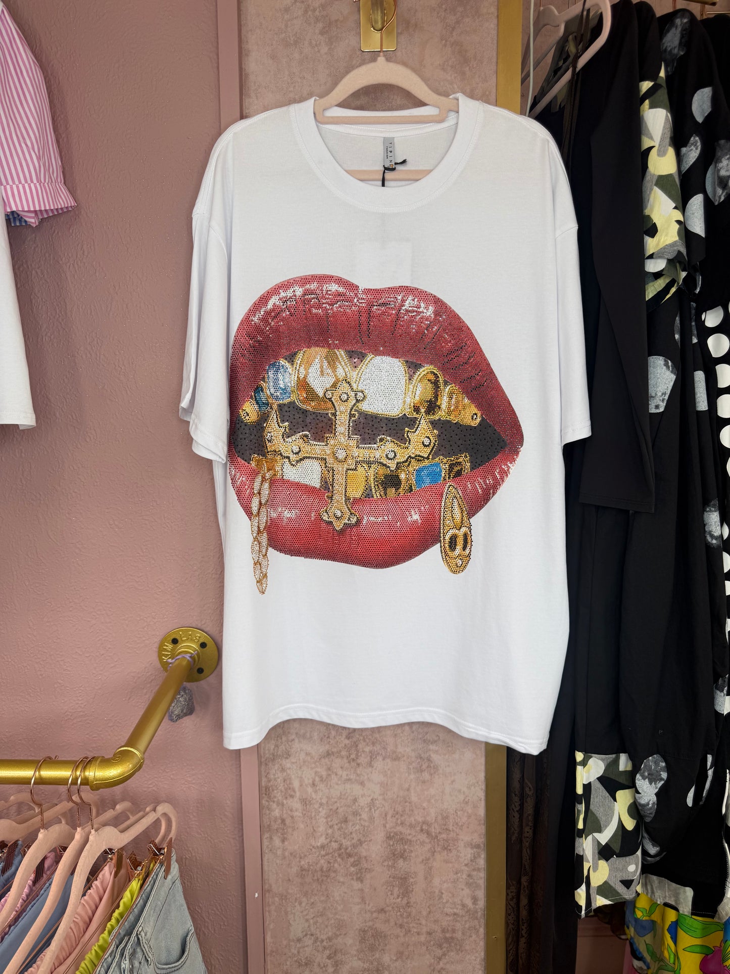 Rhinestone lip graphic tee š