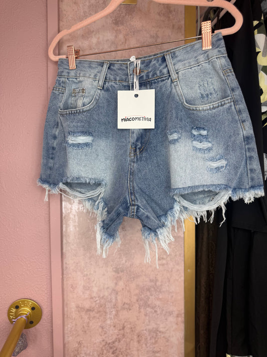 Distressed denim shorts 💙