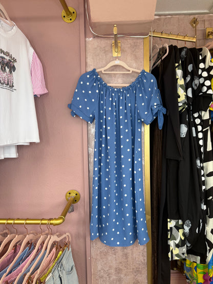 Polka dot off-shoulder dress 🤍